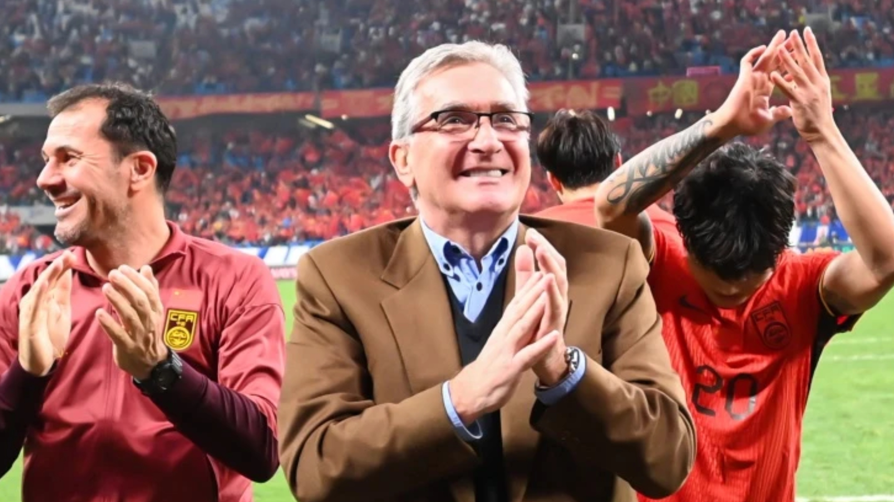 开元体最在线新网址-阿贾克斯训练开放日，今晨回应争议引欢呼，国王杯在即，资深球员宣示担当(天乐代表阿贾克斯首发出战欧联杯)